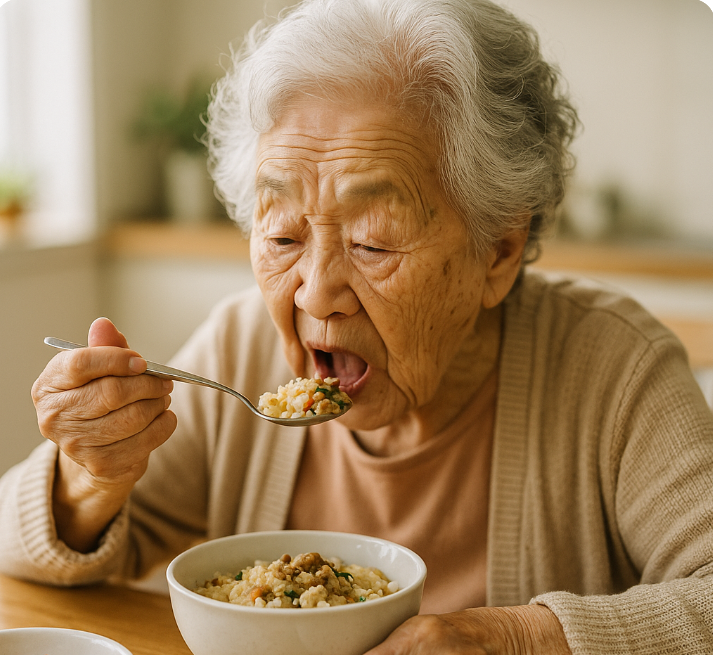 홀로 식사하는 할머니 사진