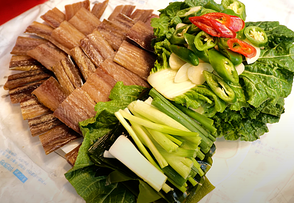 판매하는 과메기 포장 전의 모습