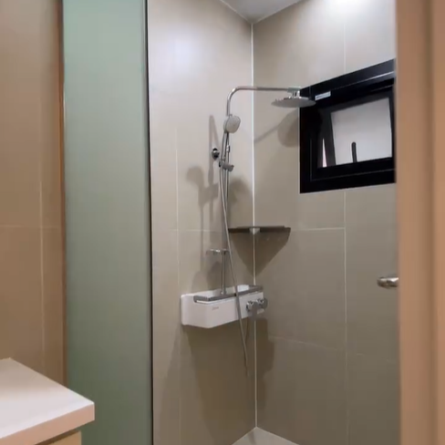 유리로 칸막히 형식으로 분리가 된 샤워장