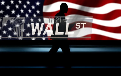 미국 증시 침체에 빠진 가운데 어두운 월스트리트 거리