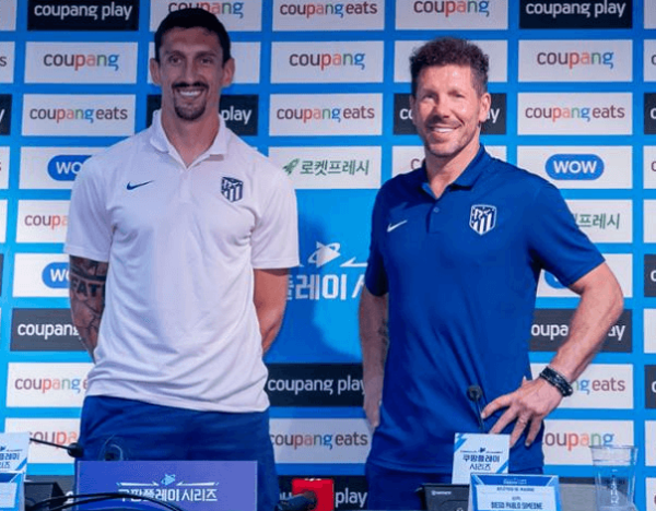 수비수 스테판 사비치,디에고 시메오네 감독 AT마드리드 기사회견 사진 입니다.