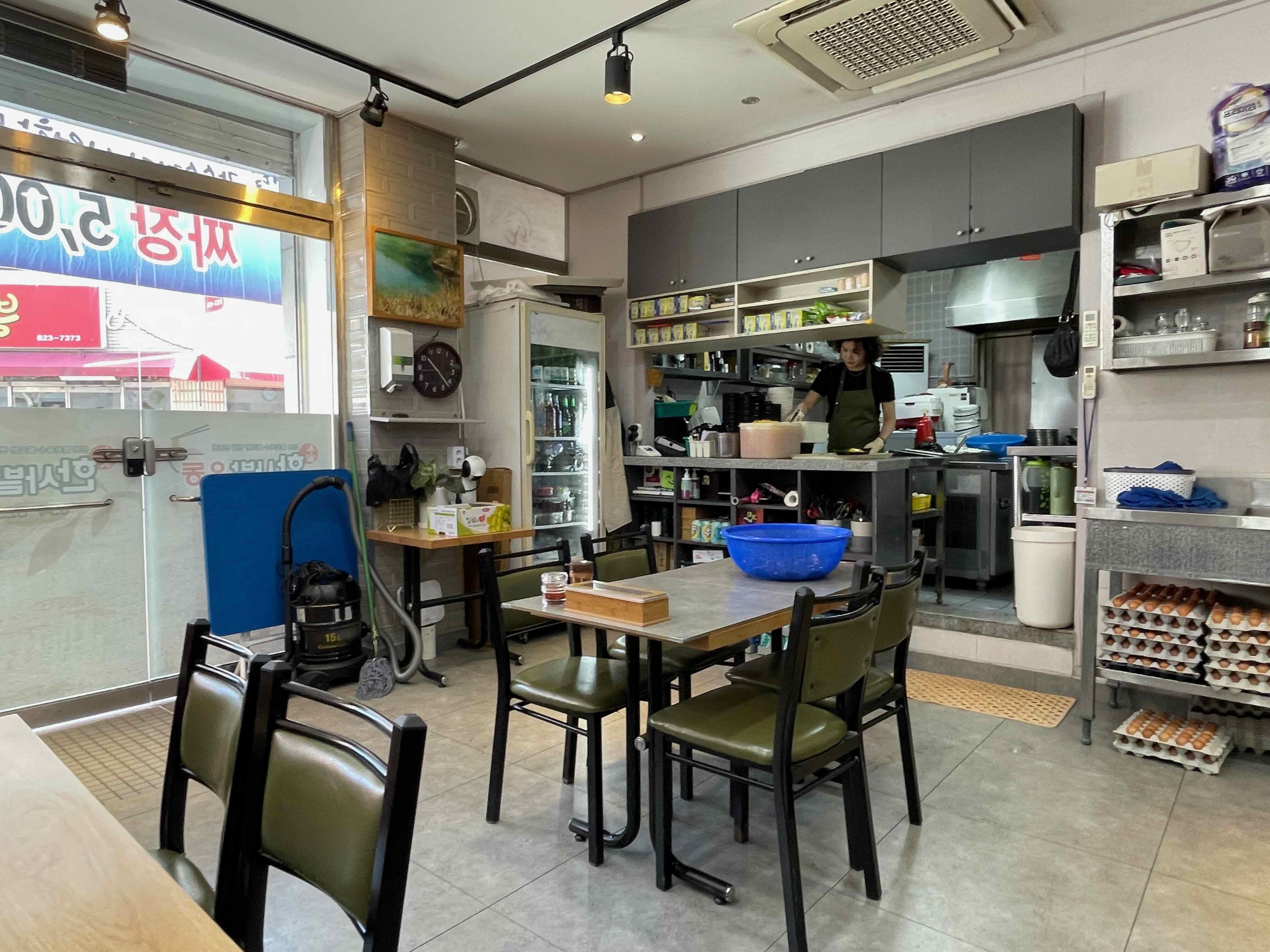 내부 테이블 모습 그리 넓지는 않다