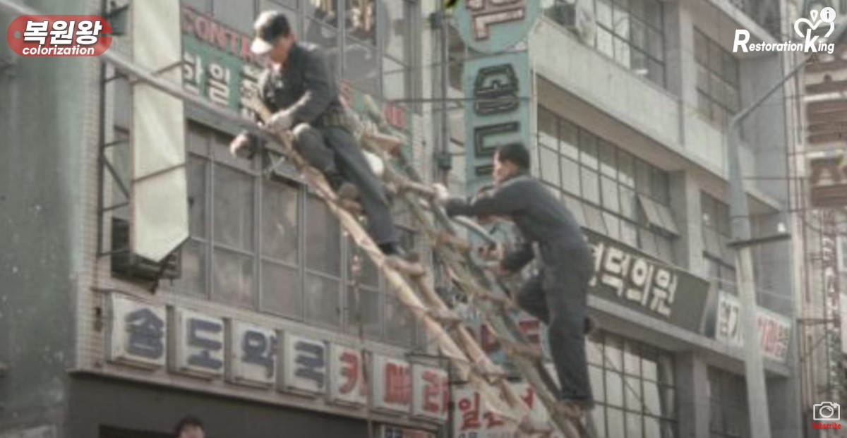 전화선을 수리하는 장면