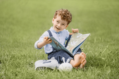 미래엔 교과서 PDF 무료 다운로드 전과목 e-book과 관련된 책을 보고 있는 아이 사진