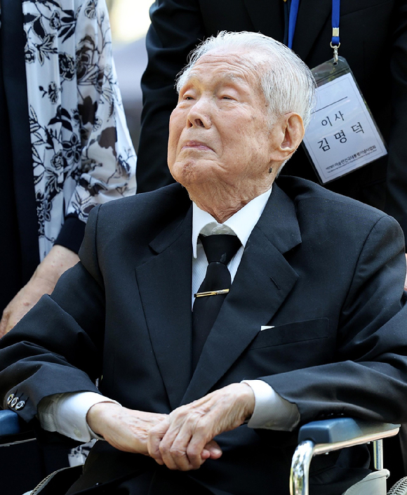 이승만 전 대통령의 양아들 이인수 박사가 1일 서울 강북구 국립4&middot;19민주묘지에서 민주 영령들에게 참배 및 사과하기 위해 유영봉안소로 이동하고 있다. [사진=뉴시스]