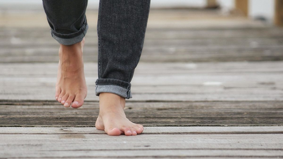 허리 관리를 위해 천천히 걷는 저녁 산책 모습