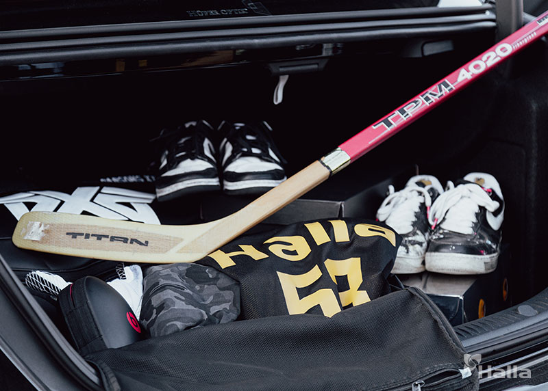 하키채와 다양한 운동화가 들어있는 이재환 프로의 자동차 트렁크