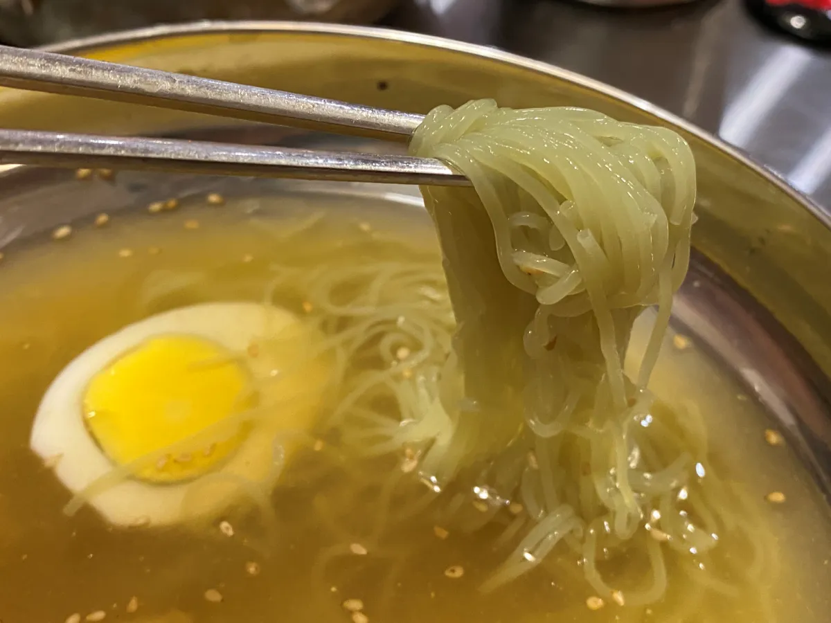 삶은달걀과-냉면-클로즈업