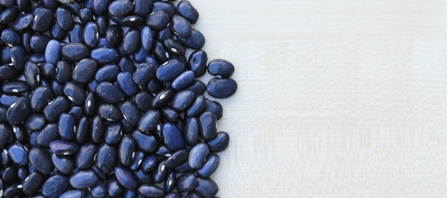 검정색 콩이 놓여 있다