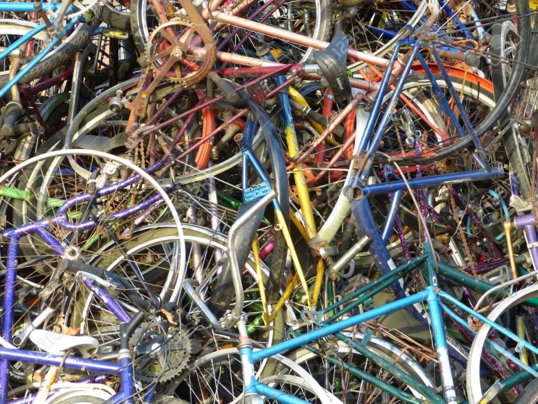 대형 생활폐기물로 신고한 자전거를 배출 장소에 두는 예시