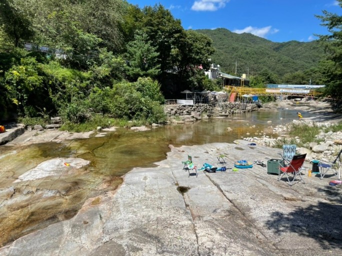 포천 백운계곡내 수심이 얕은 물놀이터의 전경