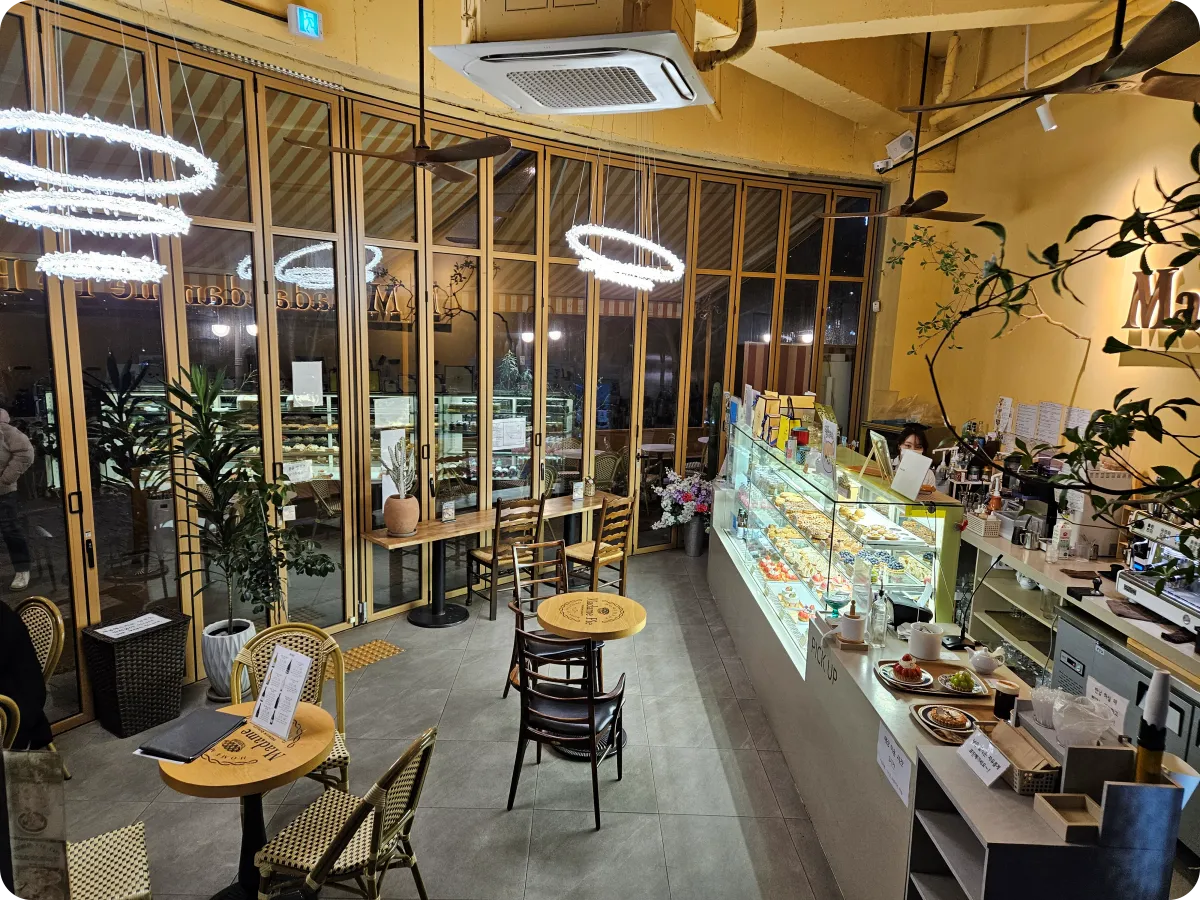 마담파이-하남미사-호수공원점-1층-실내-테이블-픽업-주문-디저트-디스플레이