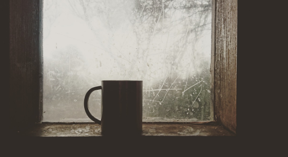 커피는 당신을 깨우지 않는다: 카페인이 '잠을 빌려오는' 과학적 원리