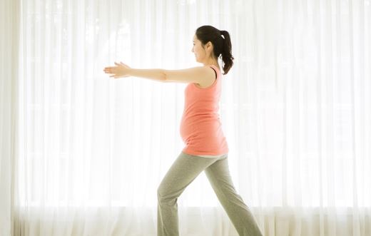 산후 스트레칭을 하는 사진