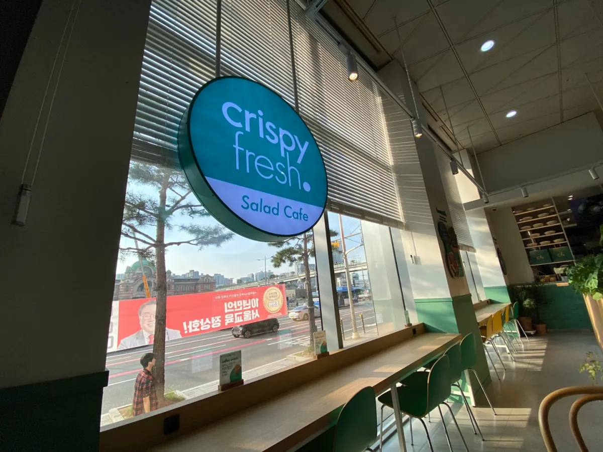 샐러드-카페-내부-간판