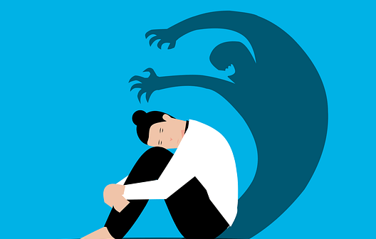 파란 바탕화면에 흰옷을 입고 올린 머리를 한 여자가 웅크려 앉아있다. 여자 뒤로 잡아먹을듯한 모습을 하는 검정 그림자가 있다.