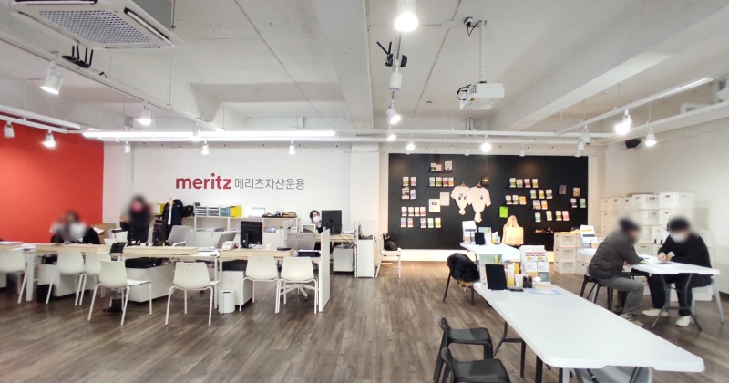 내부모습 넓은 테이블과 직원들