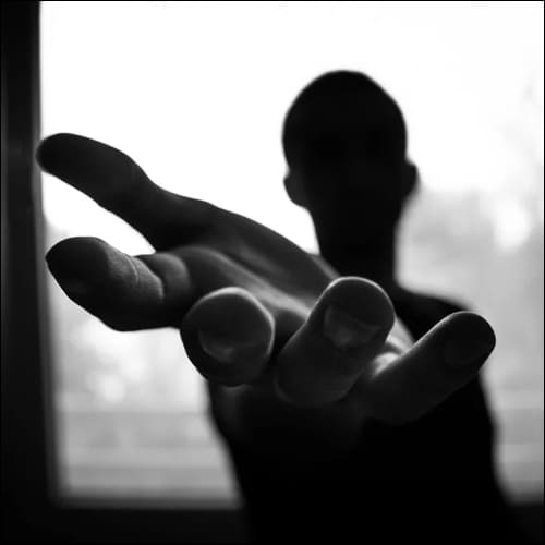 손을 내밀고 있는 사람의 실루엣