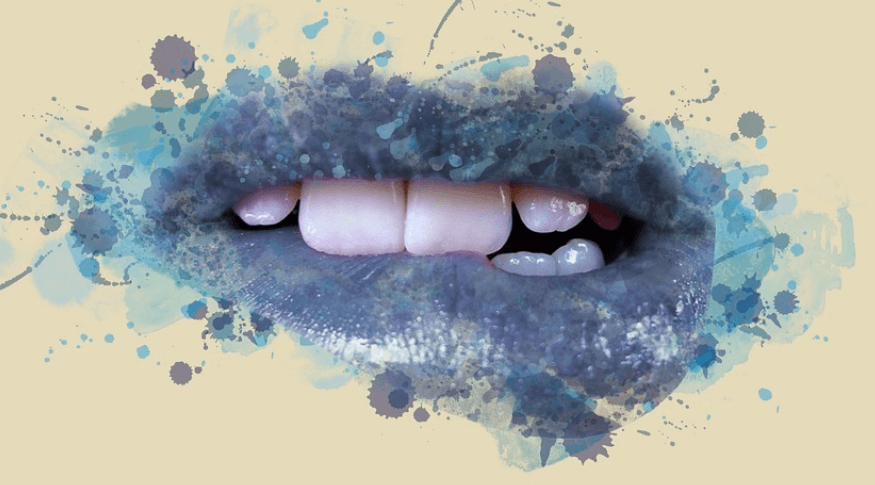 치아로 입술을 깨물고 있는 모습