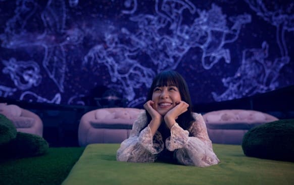 엎드려 누워서 웃고 있는 여성