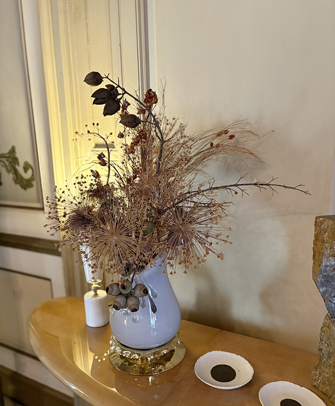 향기 블렌딩 디퓨저와 러그가 조화된 감정 회복 명상 공간