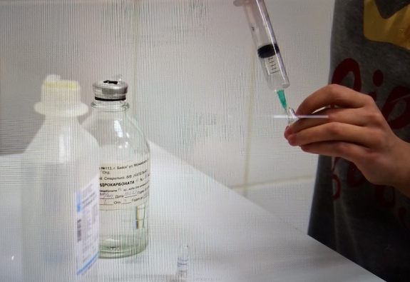 주사기를-사용하는-사람