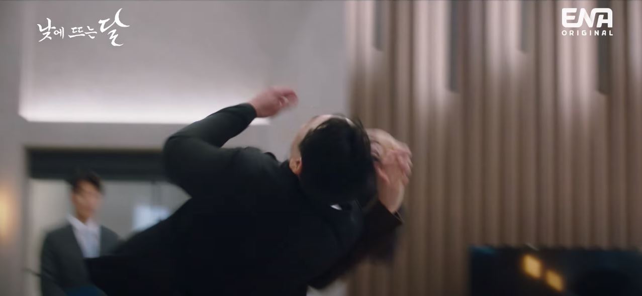 낮에뜨는달_2회