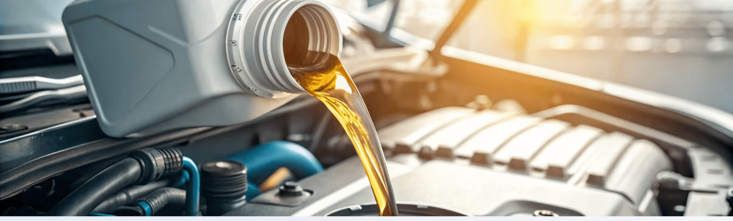 엔진오일 붓는 모습의 이미지