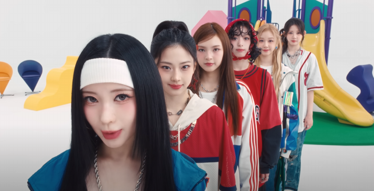 미끄럼틀 앞 나란히 선 모습