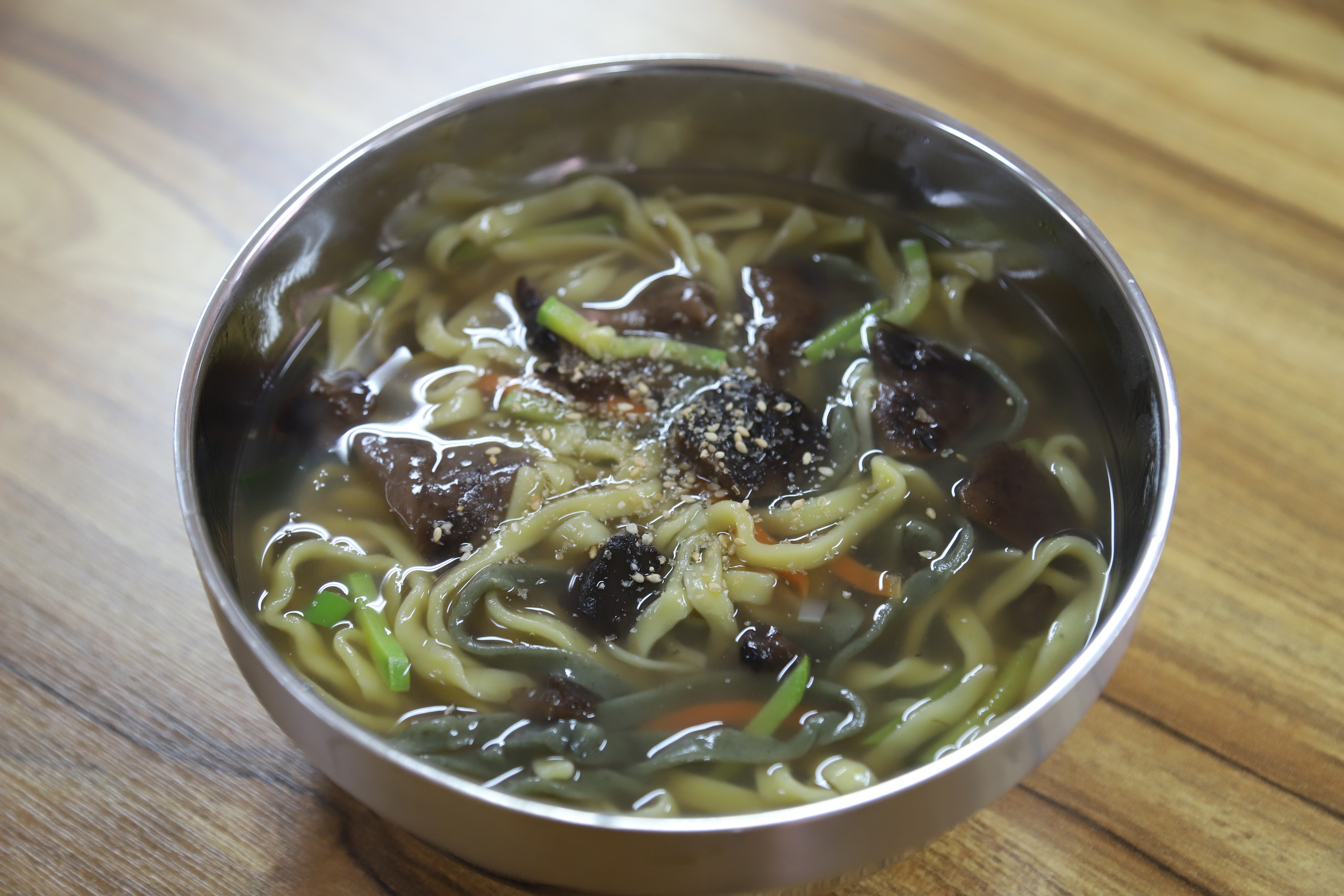 능이칼국수