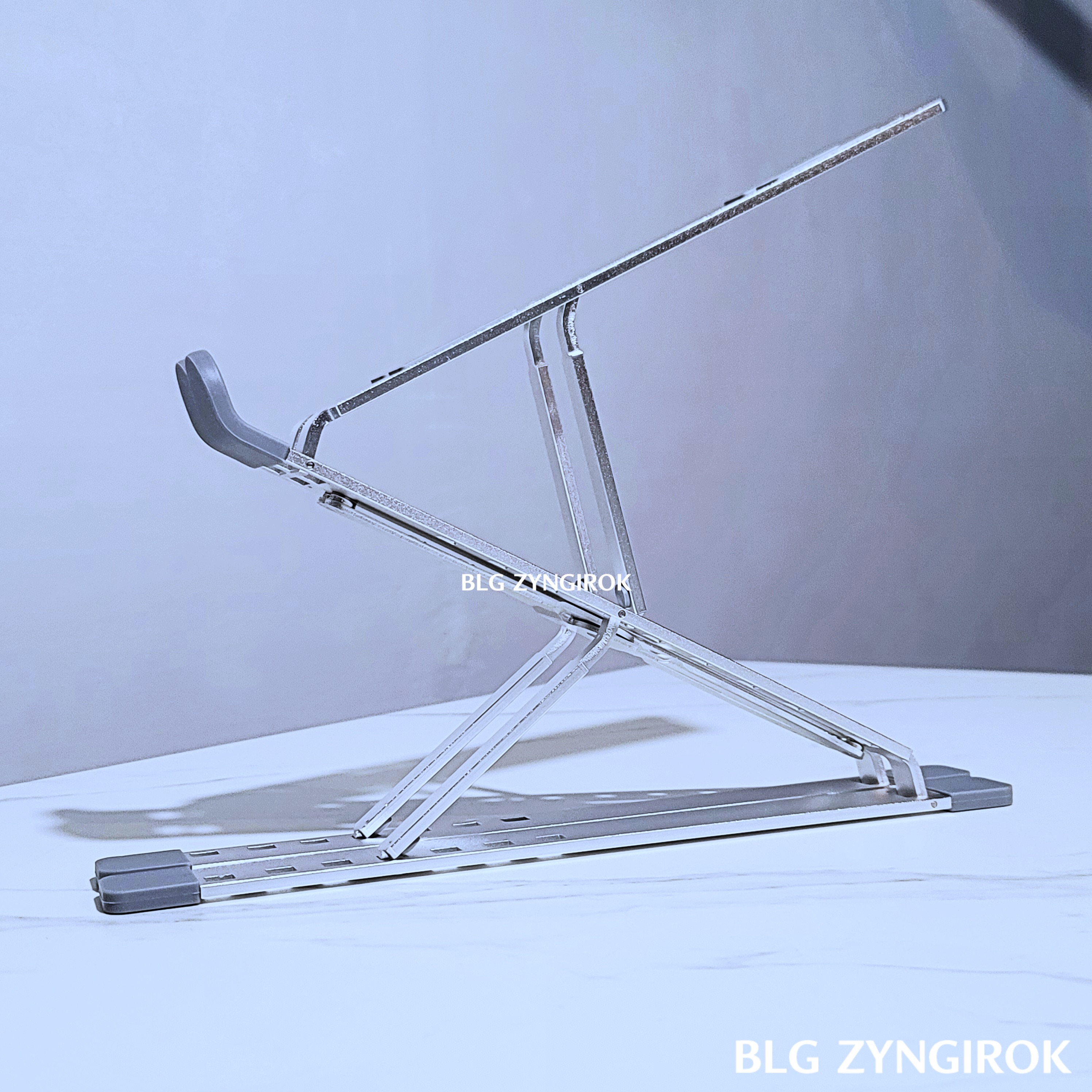 N8 노트북 거치대 윗단도 세운 모습이다.