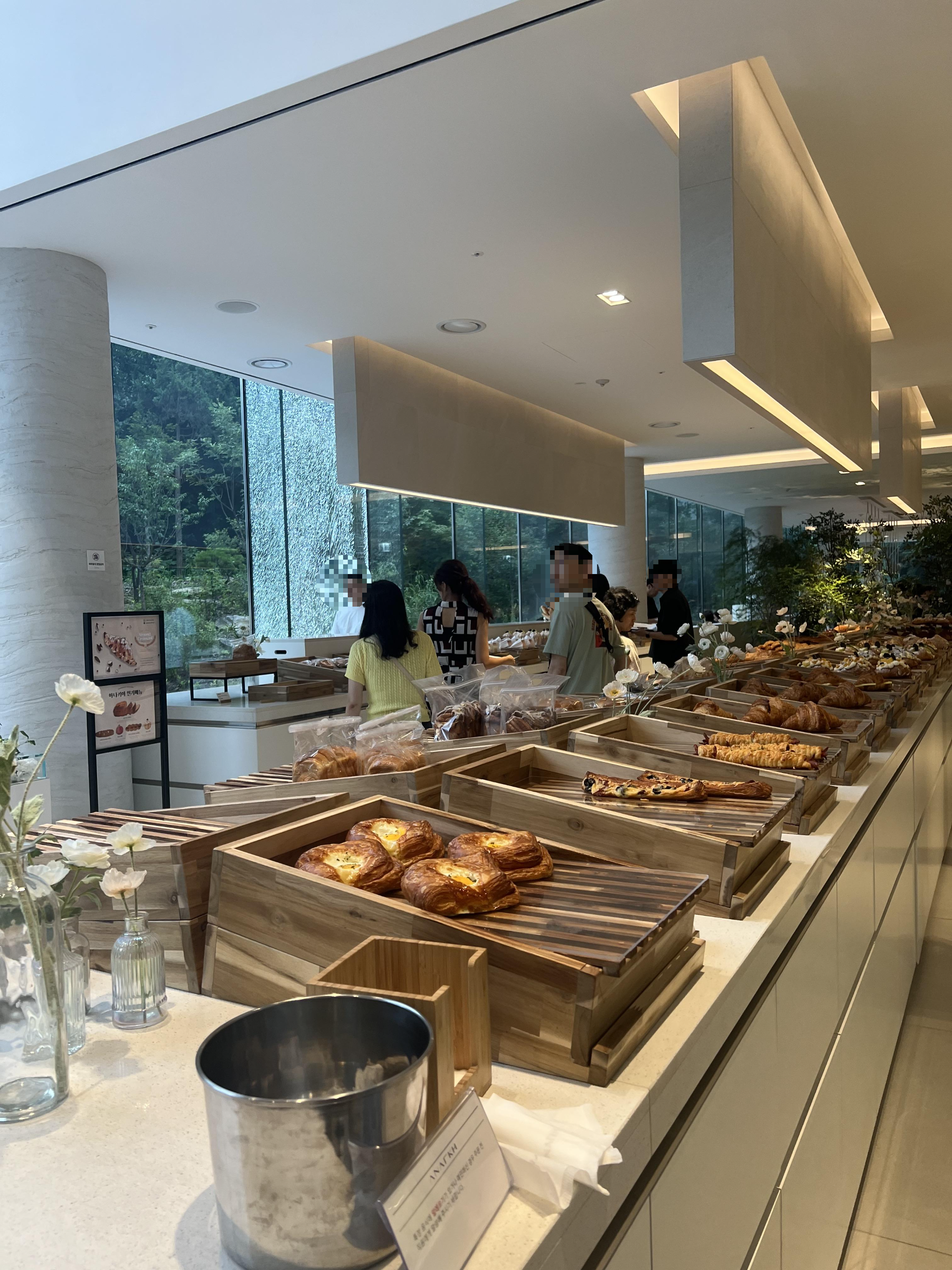 빵종류-베이커리-대형카페-통창뷰-마운틴뷰