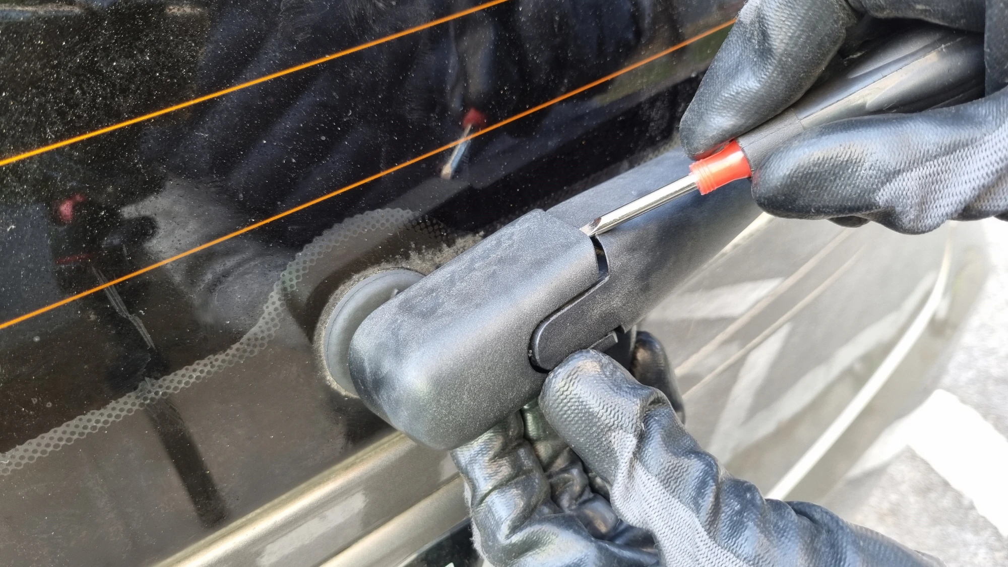 와이퍼 커버 여는 모습