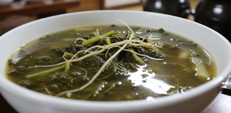 무더위에 좋은 음식 냉이된장국