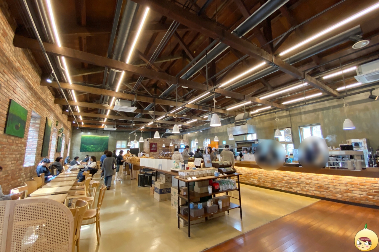 오월의 종 &amp; 커피 리브레 내부 모습