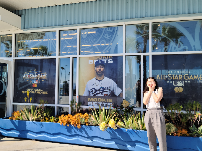 내가 가장 좋아하는 선수인 무키 베츠 사진 앞에서 찍은 사진. 나는 베츠 선수 오른쪽에 서서 행복한 표정을 짓고 있다.