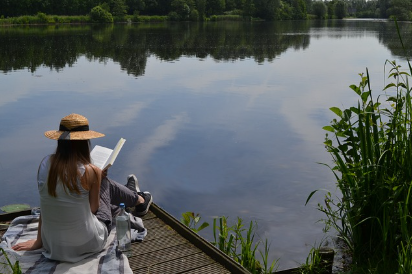 강가에서 책을 읽으면서 투자 쉬기