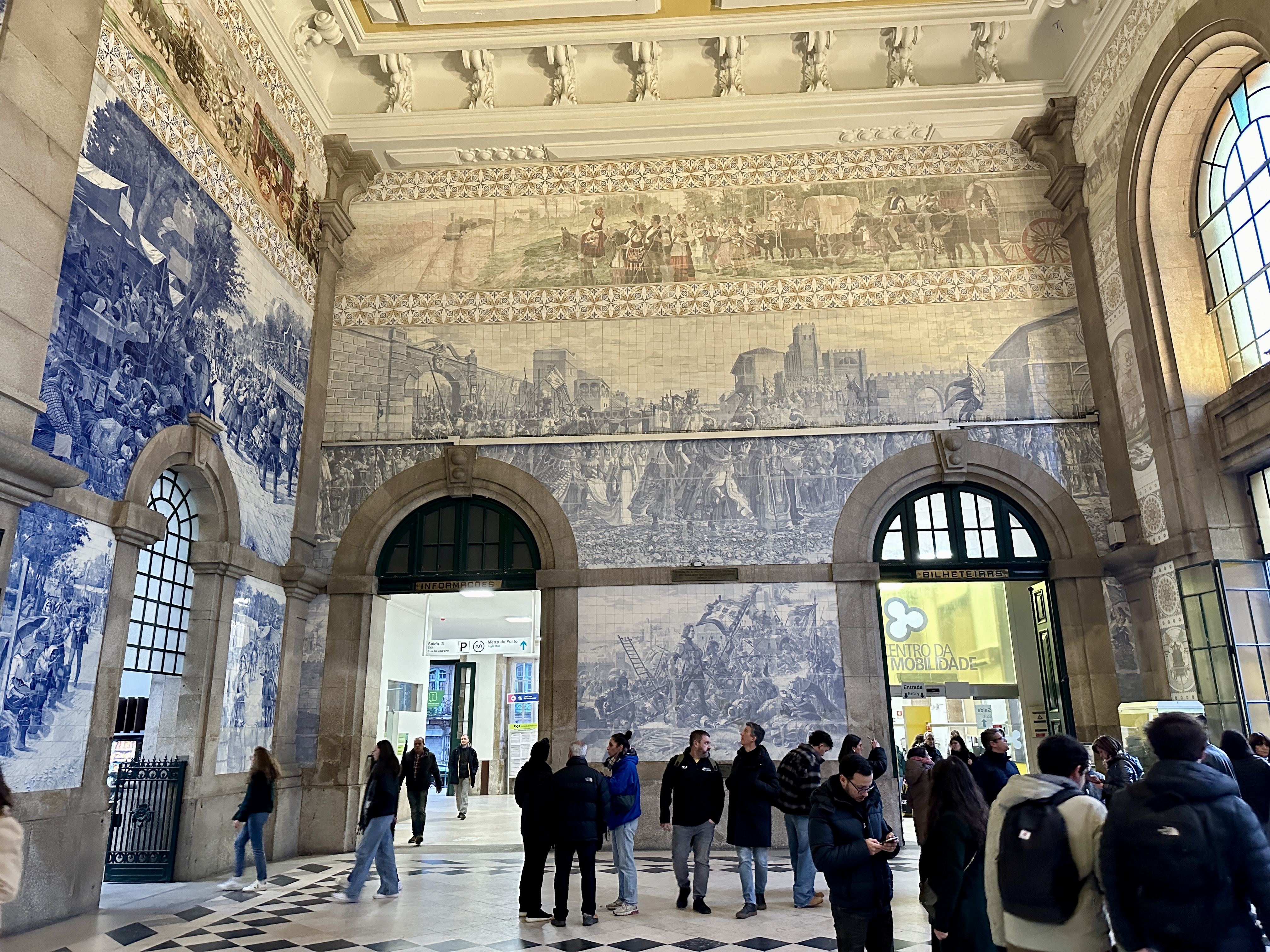 상 벤투 역 내부 아줄레주