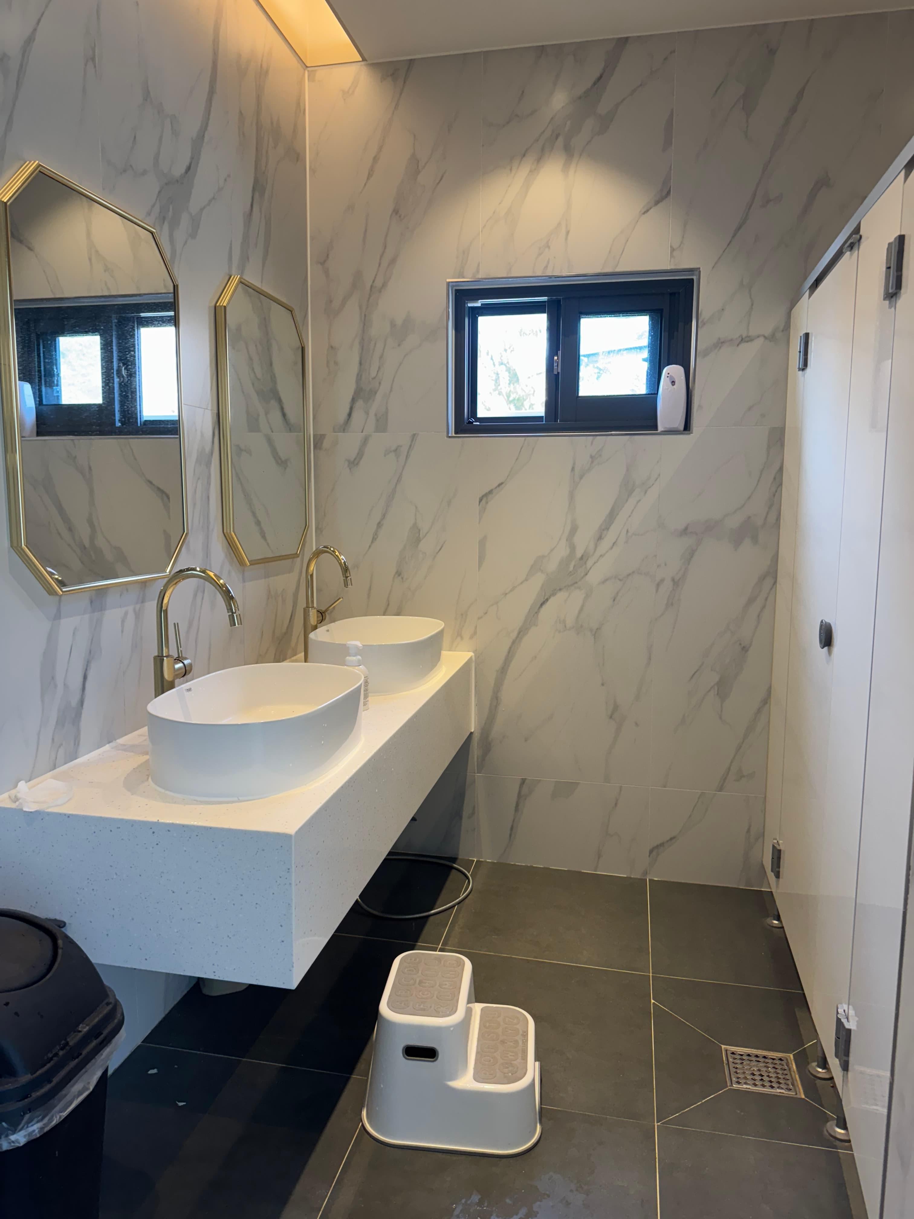 PINE 40 화징실내부모습