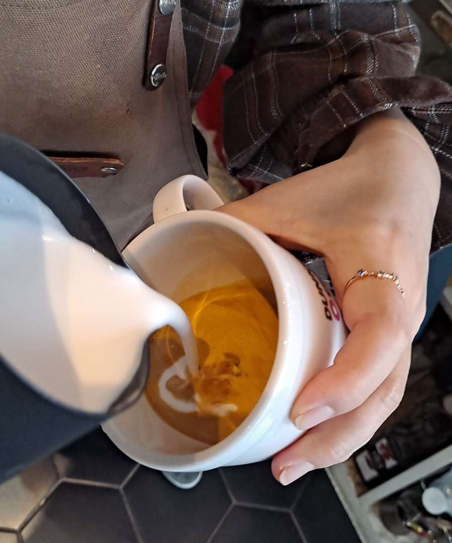 라떼아트 시연하는 중