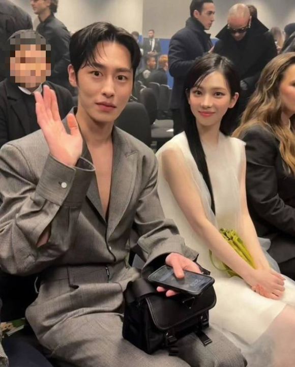 이재욱과 카리나가 이탈리아 밀라노에서 열린 패션쇼에 참석해 사진촬영을 하고 있다. [사진=SNS&#44; 온라인 커뮤니티]
