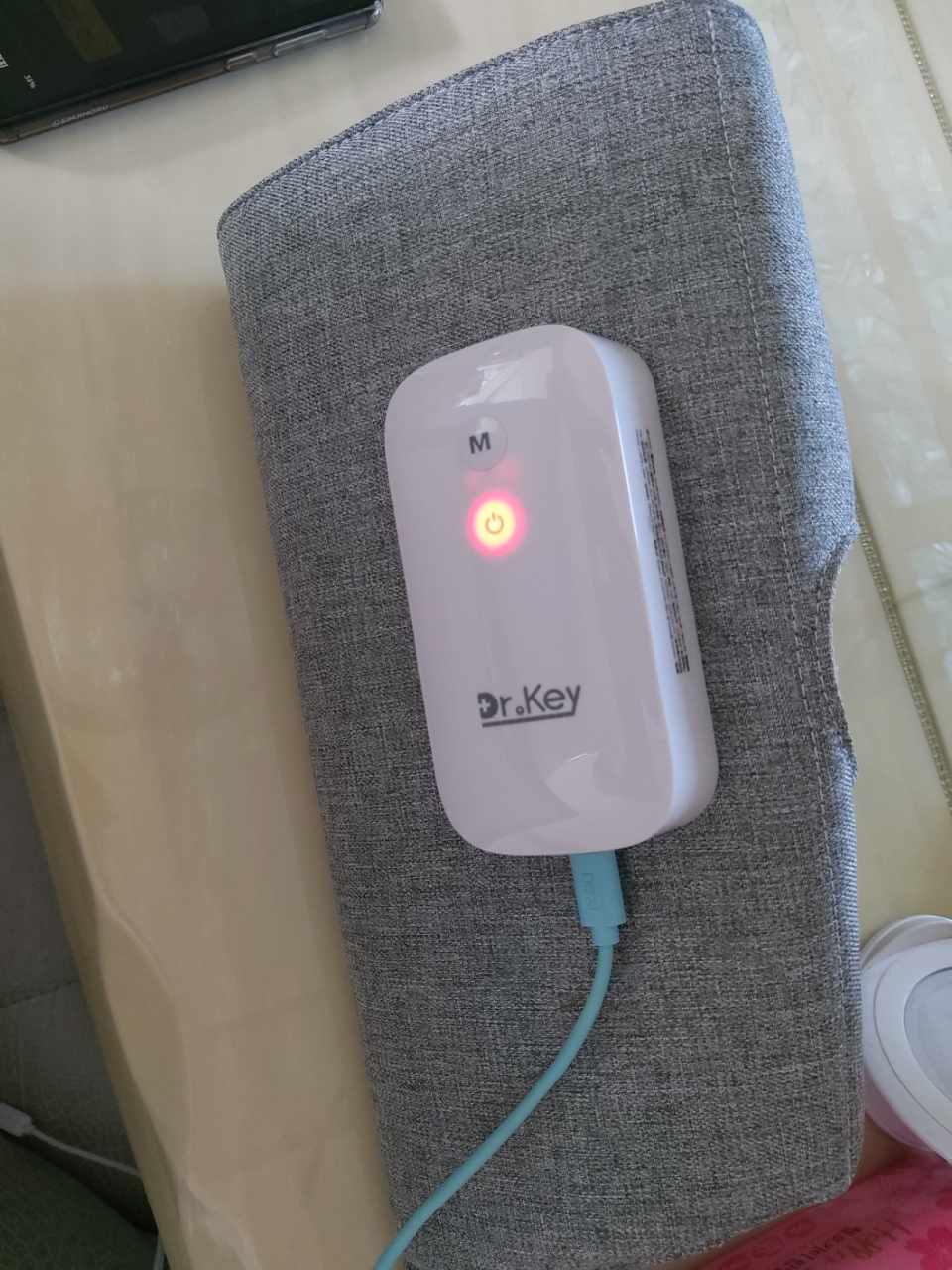 충전중이면 빨간색, 충전이 다되면 초록색불