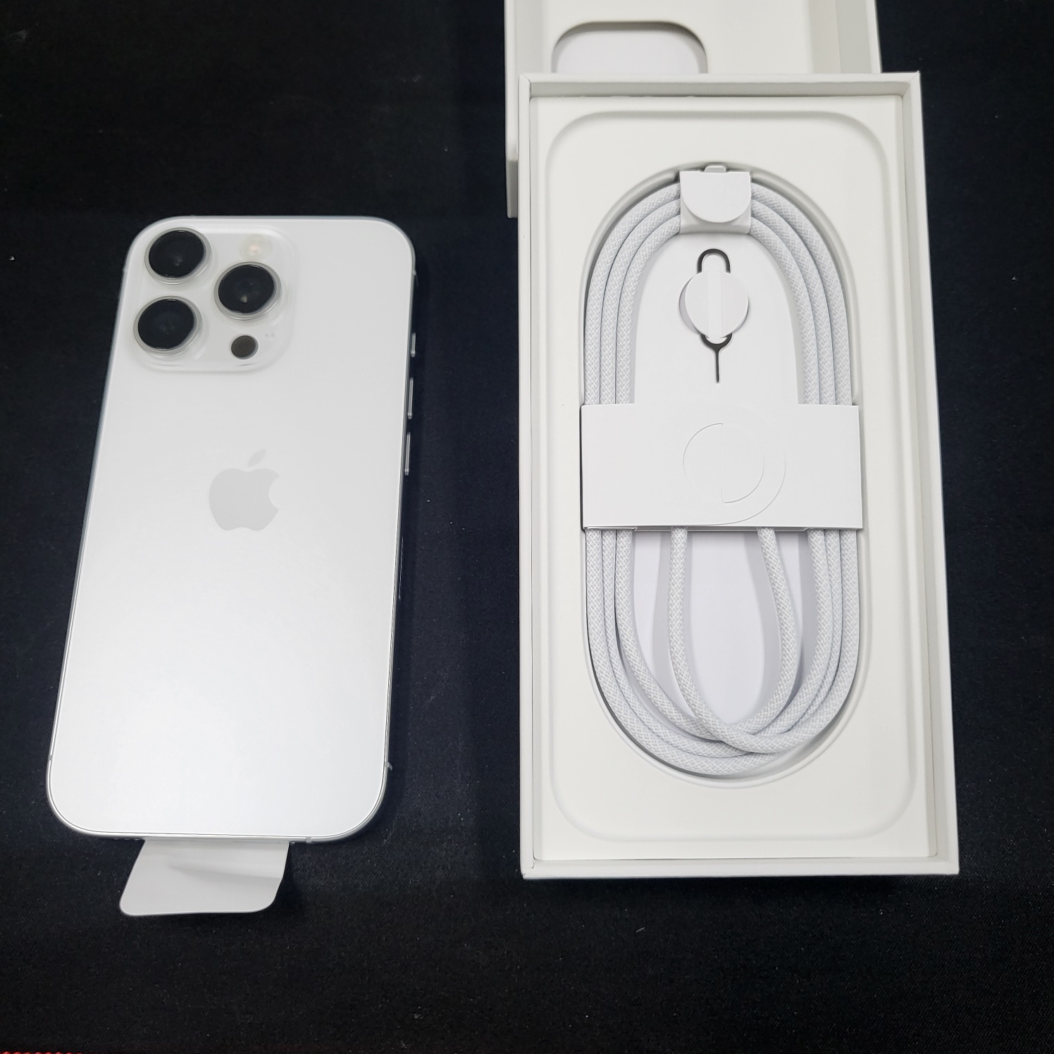 아이폰16 프로 화이트 티타늄 128GB 자급제폰 구성2