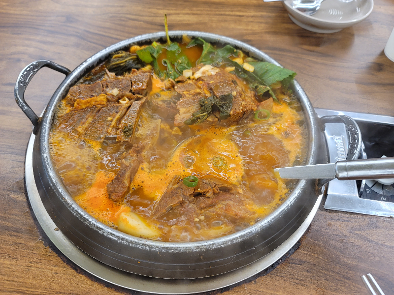 감자탕 조리 중