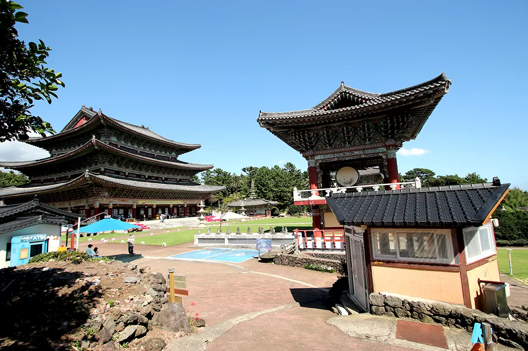 제주 올레길 8코스 초반 구간 약천사 전경 사진.