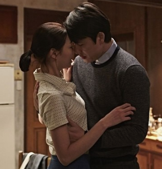 파격적인 노출연기로 데뷔한 현재 최고의 스타