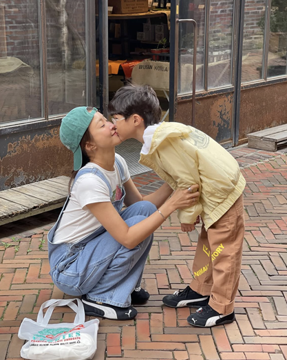 이시영이 첫째 아들과 함께 미국 여행 중 따뜻하게 포옹하고, 장난치며 웃고, 사랑스럽게 뽀뽀하는 모습을 담은 인스타그램 사진들. 현재 둘째 임신을 준비하며 첫째와 조용히 시간을 보내고 있는 모습