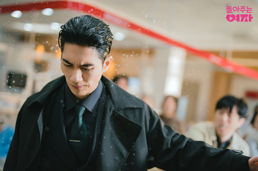 놀아주는 여자 줄거리