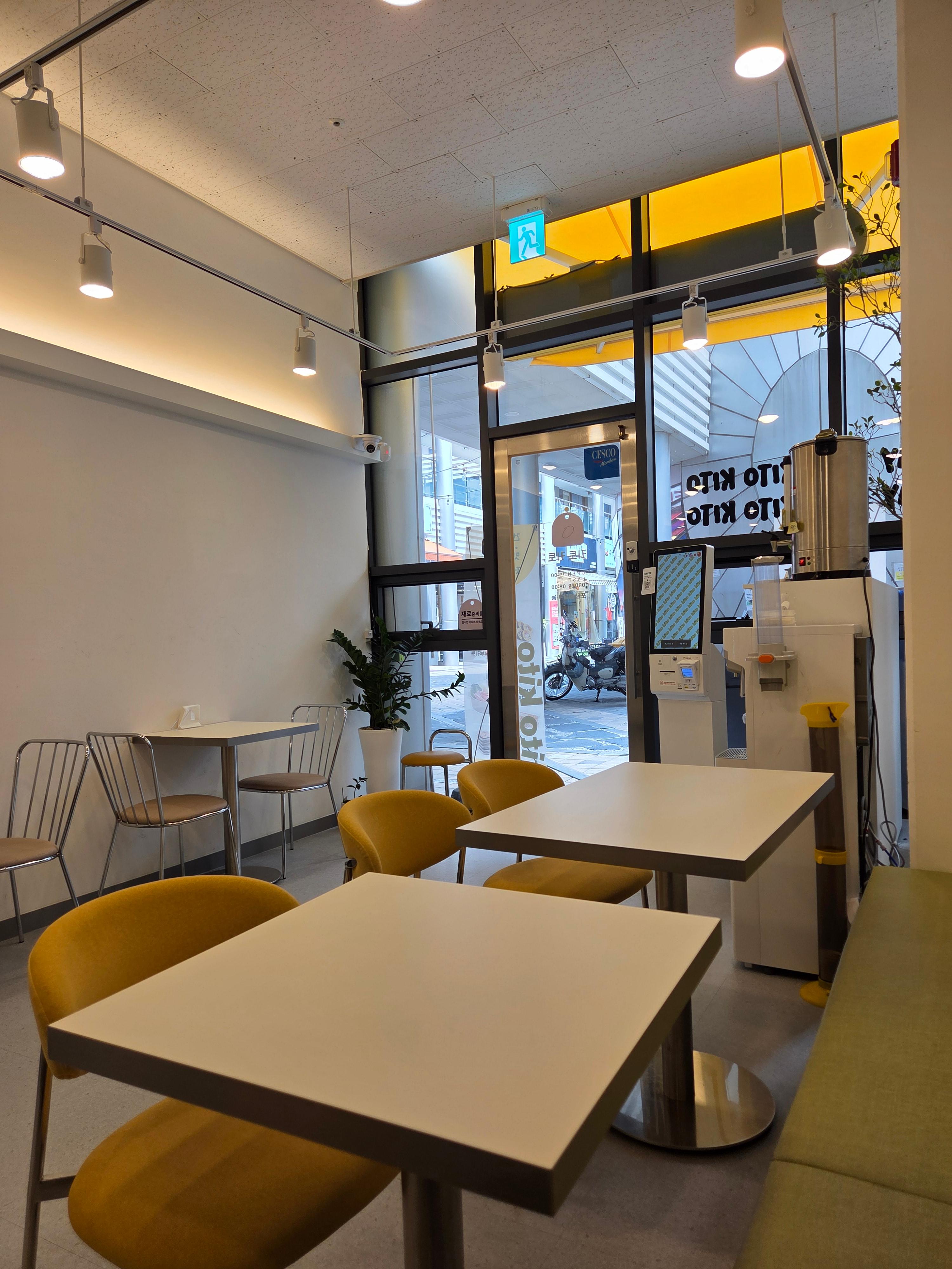 마곡 키토키토 매장 내부 전경, 깔끔하고 밝은 분위기의 좌석