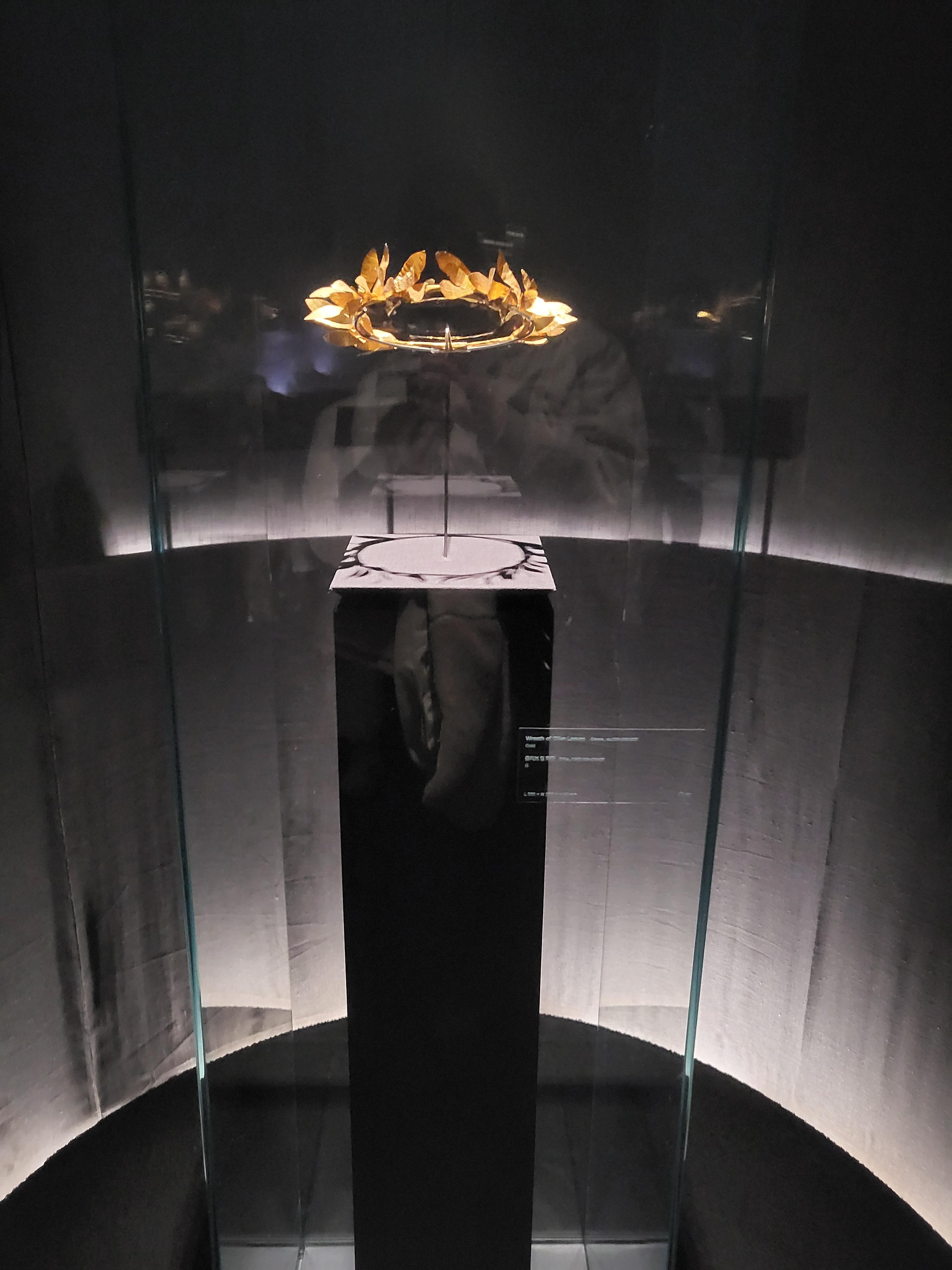 이 사진은 월계관처럼 생긴 쥬얼리의 사진입니다.